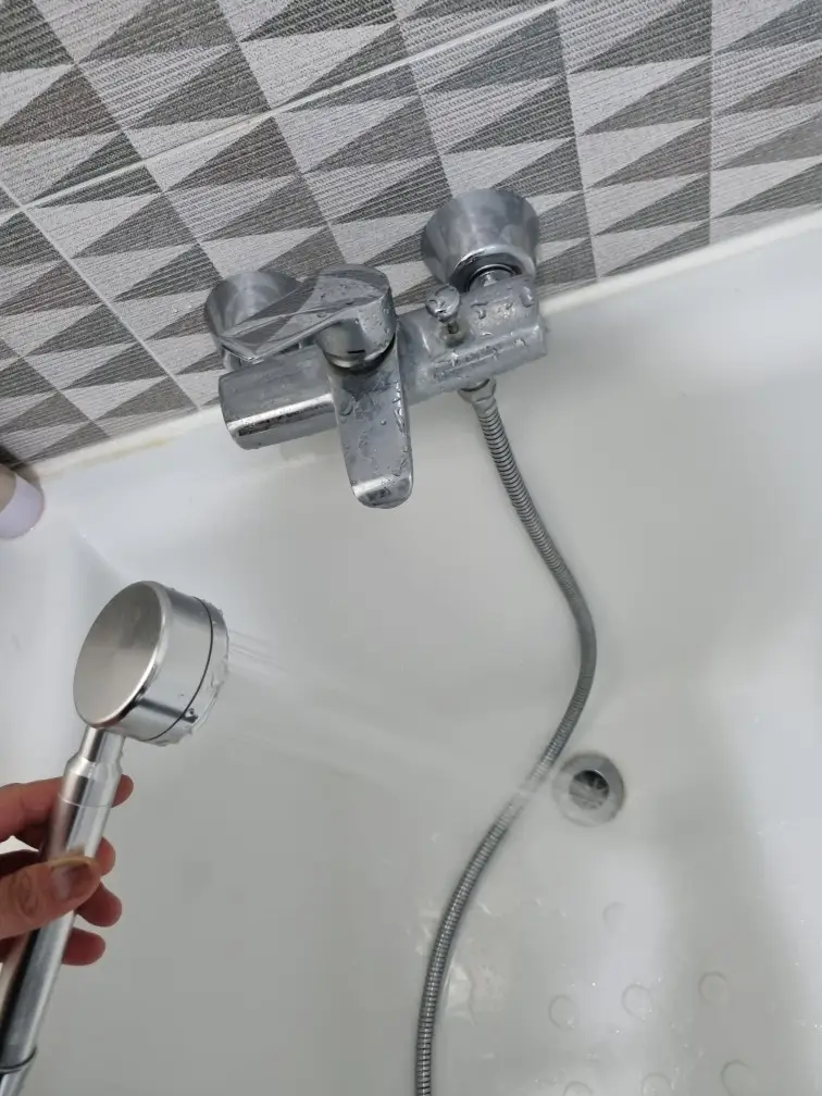 욕조 샤워기 교체 완벽 가이드 - 수압 약할 때 이렇게 하세요